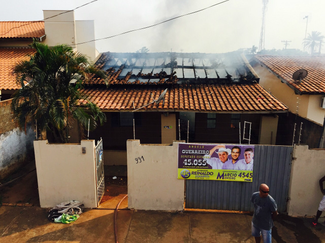 Mesmo com a rápida intervenção dos bombeiros, o imóvel ficou destruído pelas chamas (Fotos: Marcos Campos/TL Notícias)