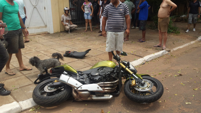 Condutor da Hornet perdeu o controle quando seguia em alta velocidade pela Avenida Antonio Trajano no bairro Vila Nova e sofre escoriações pelo corpo (Foto: Ricardo Ojeda)