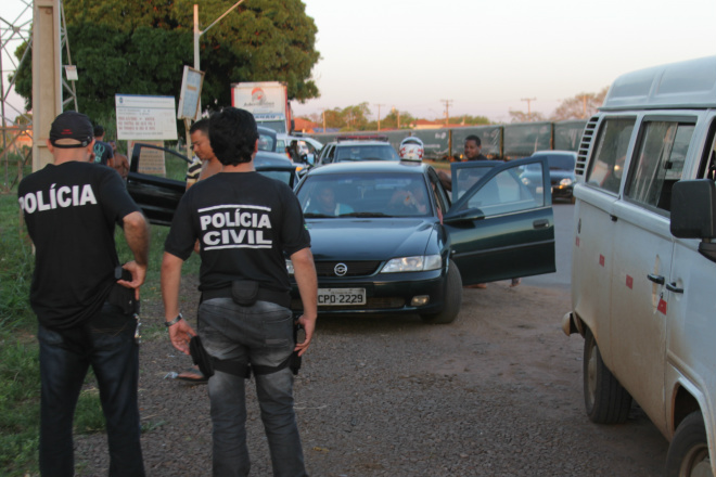 Agentes da Polícia Civil que passavam pelo local parou para auxiliar os militares (Foto: Ricardo Ojeda)