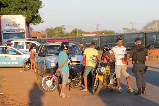Depois de concluir a fiscalização nos estabelecimentos, a Polícia Militar fechou a entrada do bairro Jupiá, fiscalizando veículos e motos (Fotos: Ricardo Ojeda) 