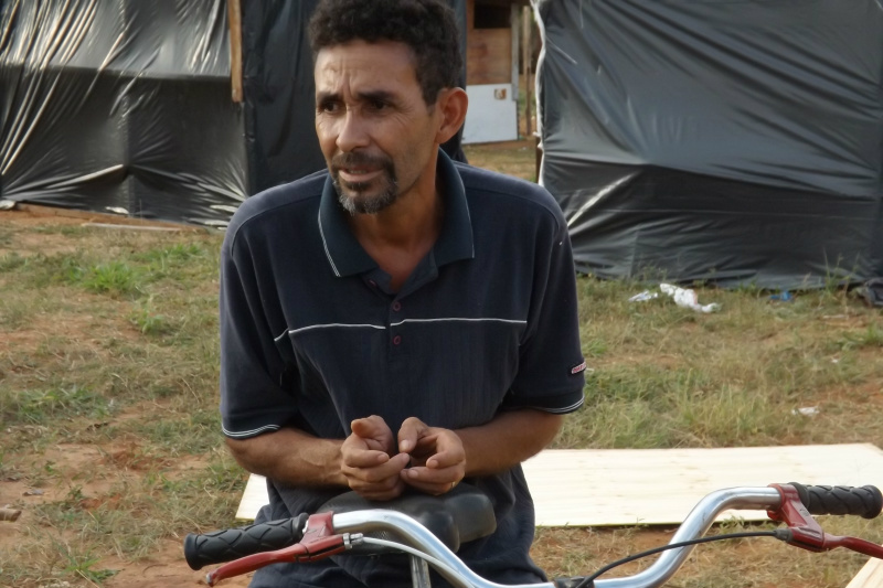 Daniel Atanásio, 46, mora próximo ao local da ocupação e ajuda os novos vizinho com o que pode (Foto: Edivelton Kologi)