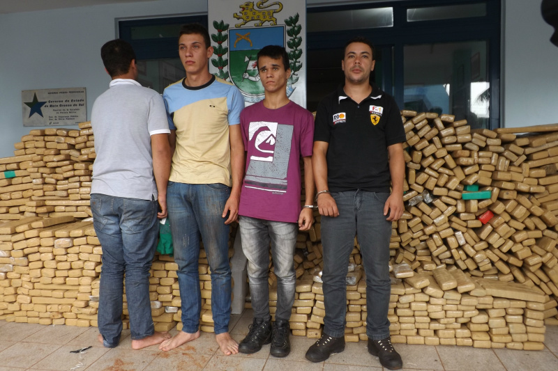 Os quatro jovens presos e os tabletes que podem totalizar 1,5 toneladas de maconha, foram apresentados na sede do 2° BPM, nesta manhã (Fotos: Edivelton Kologi)