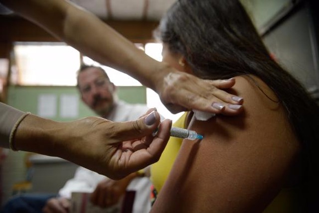 Para evitar o desperdício de vacinas que têm prazo de validade até setembro, o governo decidiu ampliar o público-alvo para homens e mulheres até 26 anos (Marcelo Camargo/Agência Brasil)