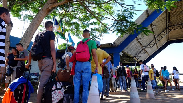 Venezuelanos fazem fila diariamente em frente a Polícia Federal em Pacaraima (Foto: Inaê Brandão/G1 RR)