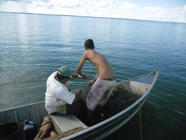O pescador, que estava com seu filho, tentou se livrar dos petrechos ilegais. (Foto: Assessoria)