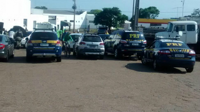 Várias viaturas da PRF acompanharam os veículos apreendidos até um posto de combustíveis na área central da cidade, onde foi realizada checagem nos carros (Foto: Perfil News/Internauta)