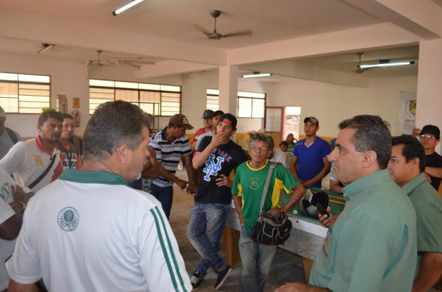 José Abelha e outros dirigentes do Sintricom, reunidos com os trabalhadores da Plaenge demitidos (Foto: Divulgação)