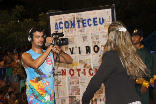 A escola de samba Acadêmicos Unidos de Três Lagoas fechou a noite com o tema relacionado à imprensa. (Foto: Patrícia Miranda)