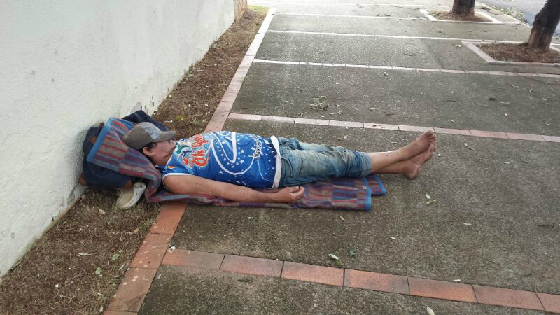 Andarilho dormindo em plena tarde de sexta-feira, em uma calçada da rua Bom Jesus, no bairro Interlagos (Foto: Ricardo Ojeda)