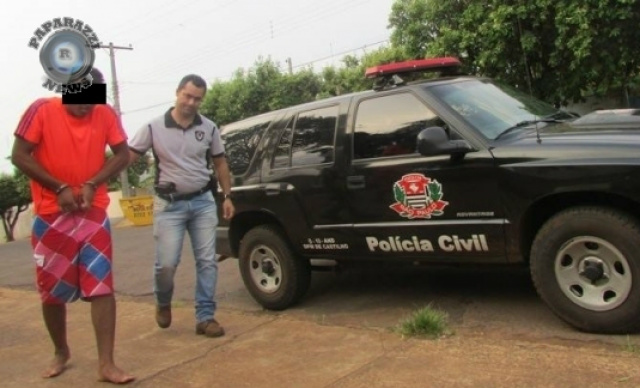 Leandro Moraes, trazido de Aparecida do Taboado, chega à Delegacia de Polícia Civil de Andradina para prestar depoimento (Foto: Paparazzi News)