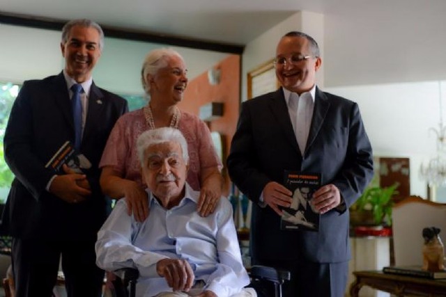 
Em março deste ano, o governador de Mato Grosso, Pedro Taques e o seu colega do MS, Reinaldo Azambuja visitaram Pedro Pedrossian em sua residência (Foto: Assecom/MT)
