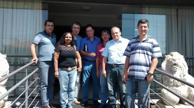 Dirigentes sindicais, na porta de entrada do hotel onde aconteceu a reunião hoje de manhã com a direção da Eldorado Brasil (Foto: Divulgação)