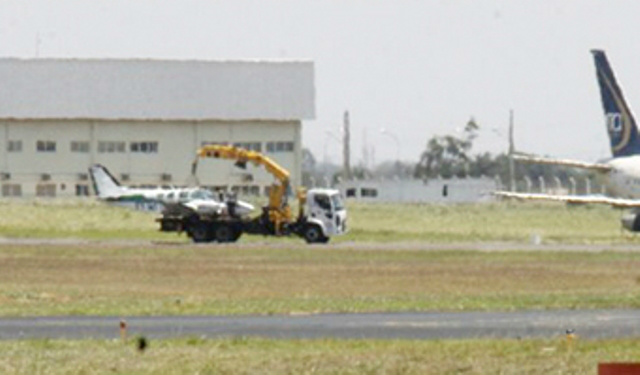 Após a pane na aeronave, na Cabeceira 06 dentro do Aeroporto Internacional de Campo Grande, a pista foi liberada e os pousos e decolagens liberados (Foto: Midiamax News)