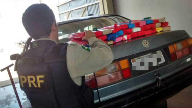 Os 36 tabletes de maconha que o motorista preso admitiu ter comprado em Pedro Juan, no Paraguai, e estava levando para Catanduva/SP (Foto: Divulgação)