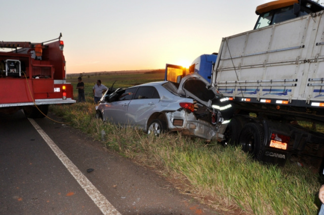 O Corolla ficou bastante destruído com o violento impacto da colisão (Foto: Nova News)