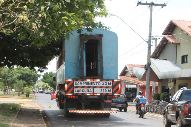 Após o incidente, veículo permaneceu parado na avenida. (Fotos: Lucas Gustavo/Perfil news).