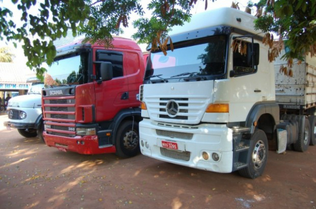 As duas carretas e o caminhão foram conduzidos até a sede do 8º BPM  (Foto: Nova News)
