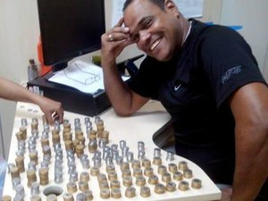 O escrivão Waldir Freitas ficou surpreso com o
pagamento da fiança em moedas (Foto: Arquivo pessoal)
