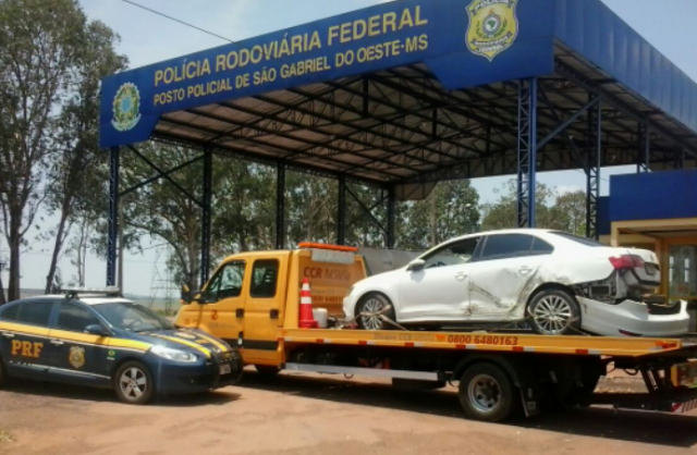 O veículo foi removido para o posto da PRF por um guincho leve da concessionária CCR MSvia (Foto: Divulgação)