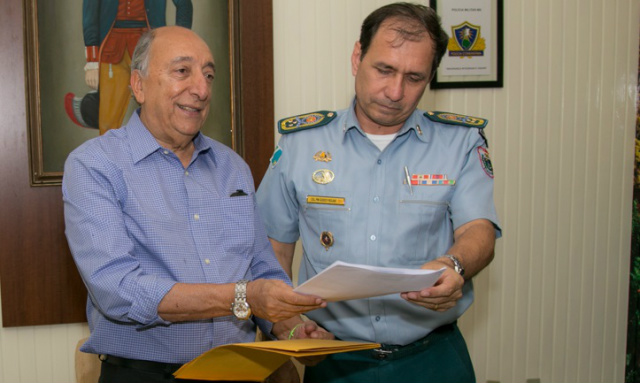 Pedro Chaves entregou ao comandante da PM ofício solicitando reforço no policiamento durante as eleições (Foto: Assessoria)