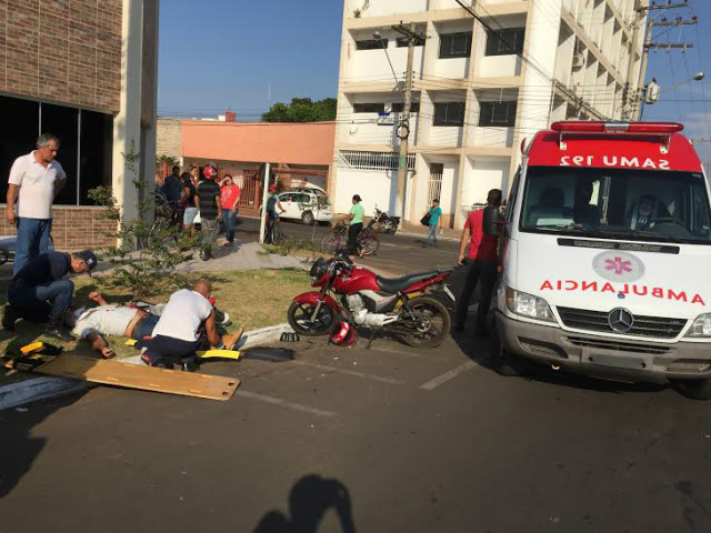 Socorristas do SAMU atendem piloto da moto Honda Titan, que teve fraturas no corpo, no local do acidente (Foto: Marco Campos/Perfil News) 
