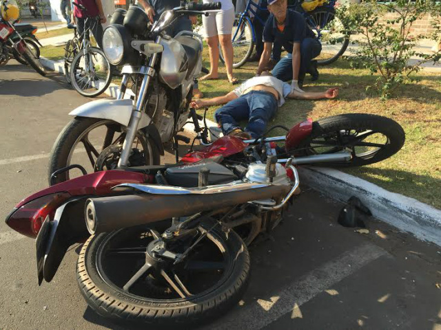 A moto Honda Titan teve grandes danos; populares acalmam motociclista até a chegada dos socorristas (Foto: Marco Campos/ Perfil News)