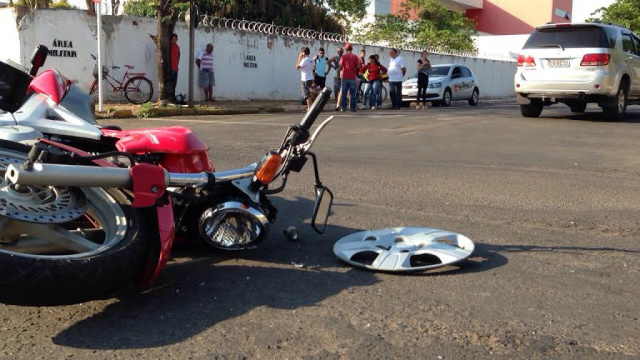 A Honda Twister ficou caída no asfalto, após a colisão contra o Fiat Fiorino (Foto: Marco Campos/Perfil News)