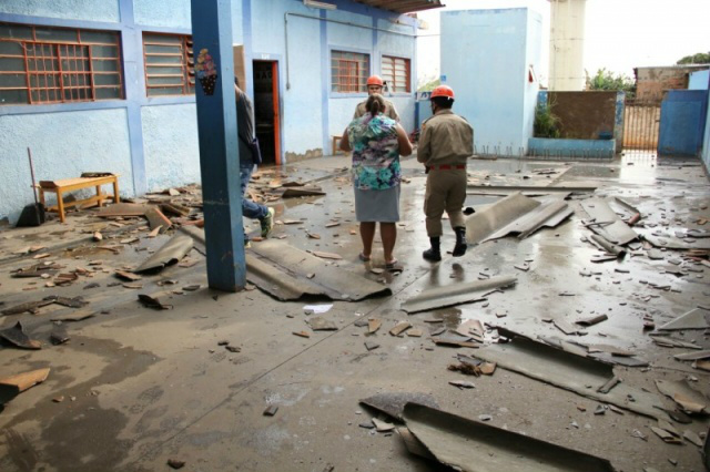 Telhado de escola ficou totalmente destruído após queda de raio (Foto: CG News)
