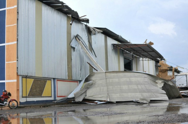 O vendaval arrancou o telhado de tintas (Foto: CG News)