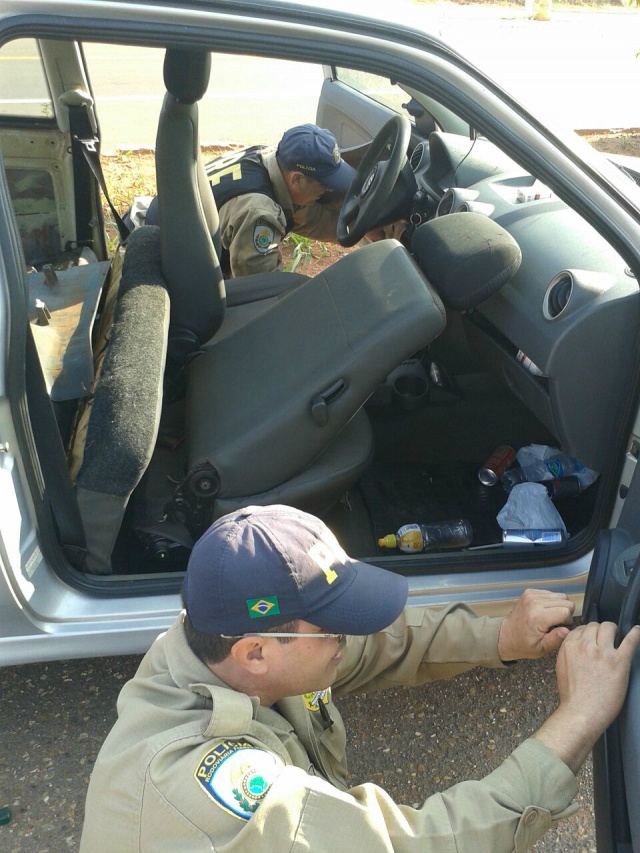 39 tabletes de pasta base do cocaína estavam escondidos no interior do veículo (Foto: Marco Campos)