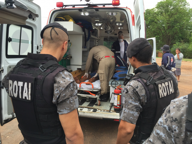 Equipe do SAMU estava nas imediações e foi acionada para dar os primeiros atendimentos a paciente que se debateu muitos com os policiais (Fotos: Marco Campos/Perfil News)
