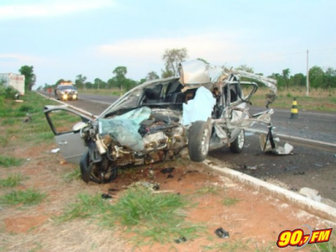 Homem tem cabeça decepada em acidente na BR 262 Fiesta da cidade de Aquidauana ficou completamente destruído, deixando duas vítimas; uma fatal e outra gravemente ferida (Fotos: Marcos Vinícius)