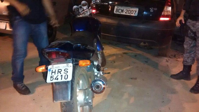 O veículo está com registro de furto no estado de Santa Catarina, enquanto a motocicleta fui furtada recentemente em Três Lagoas (Fotos: Marco Campos/Perfil News)
