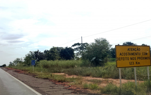 Até a placa denuncia rodovia em má conservação onde informa defeito em acostamento nos próximos 123 quilômetros no trecho entre Três Lagoas a Água Clara (Foto: Ricardo Ojeda) 