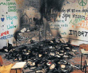 Salas do Diretório dos Estudantes foi incendiada (Foto: Bruno Henrique/Correio do Estado)