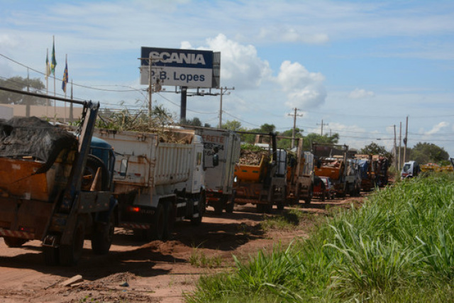 Na entrada do depósito de entulhos de Campo Grande, há longa fila de caminhões
(Foto: Álvaro Rezende / Correio do Estado)