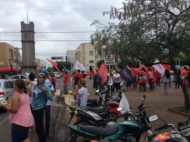 As militâncias das duas coligações saem às ruas da cidade com em defesa do seu candidato (Foto: Thairine Bernachi)