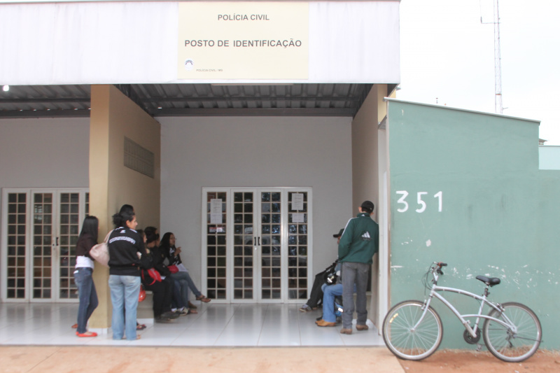 Nesta manhã, cerca de 20 pessoas estavam na fila de espera para resolver suas situações de cidadania em Três Lagoas (Foto: Léo Lima)