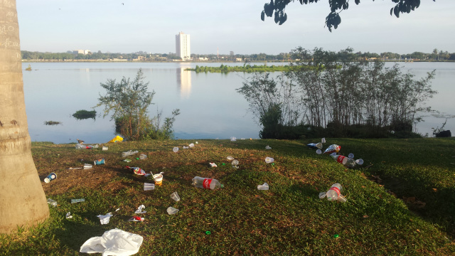 Nos fins de semana população ocupa espaço da Lagoa Maior, porém por falta de cultura e de boas maneiras não recolhem o lixo que se acumula no local (Foto: Ricardo Ojeda) 