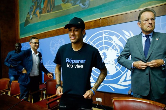 Neymar veste a camisa com mensagem 