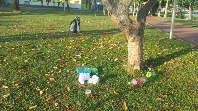 A reportagem  flagrou, na manhã de hoje (27), essa situação: nas lixeiras providenciadas pelo usuário, pouco lixo depositado; em redor dos equipamentos, a sujeira se acumula (Foto: Ricardo Ojeda)