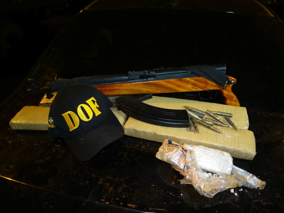 Na carga, foram encontradas também uma réplica de fuzil AK-47 e uma submetralhadora UZI, arma de grosso calibre muito utilizada por traficantes que atuam nos morros cariocas. (Foto:  Dourados News)