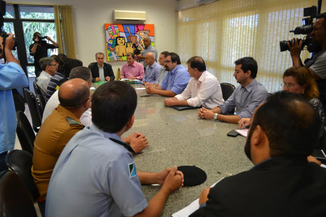 O governador recebeu na reunião representantes de 16 entidades de classe, que formam  O Fórum dos Servidores de MS (foto: Divulgação)