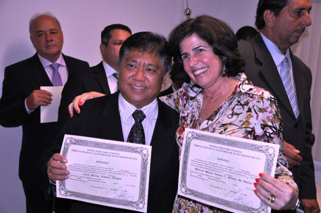 Márcia Moura e Luiz Akira foram diplomados pelo Juiz Eleitoral. Foto: Divulgação/Assessoria