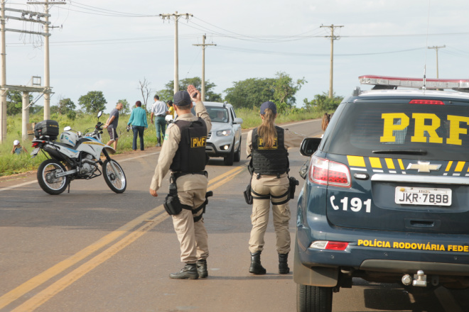 Policiais da PM estiveram no local controlando o trânsito, enquanto os patrulheiros da PRF registravam a ocorrência (Foto: Ricardo Ojeda)