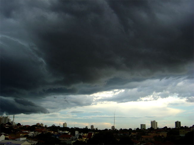 
A Coordenadoria Estadual de Defesa Civil (Cedec/MS) emitiu um aviso meteorológico com previsão de chuva intensa com curta duração para esta quarta-feira . (Foto: Divulgação)