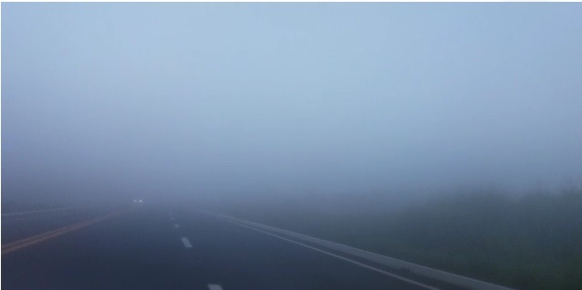 Trecho foi tomado por forte neblina e atrapalhou a visibilidade dos condutores. (Foto: Lucas Gustavo/Perfil News). 