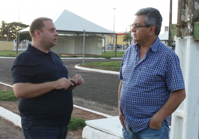 O diretor, Robson Trevisan, deu detalhes da feira ao jornalista, Ricardo Ojeda do Perfil News. (Foto: Elka Candelária)