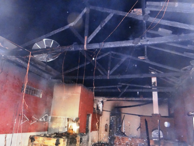 O estabelecimento teve telhado destruído e toda estrutura comprometida pelo incêndio. (foto: Celso Santos)