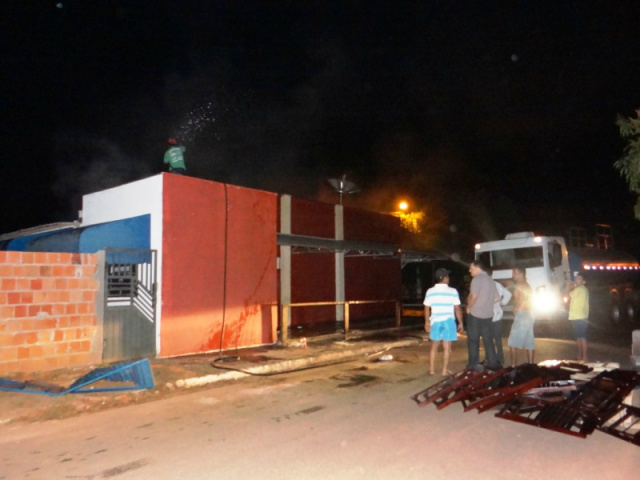 Populares conseguiram conter as chamas com o apoio de caminhão pipa. (foto: Celso Santos)